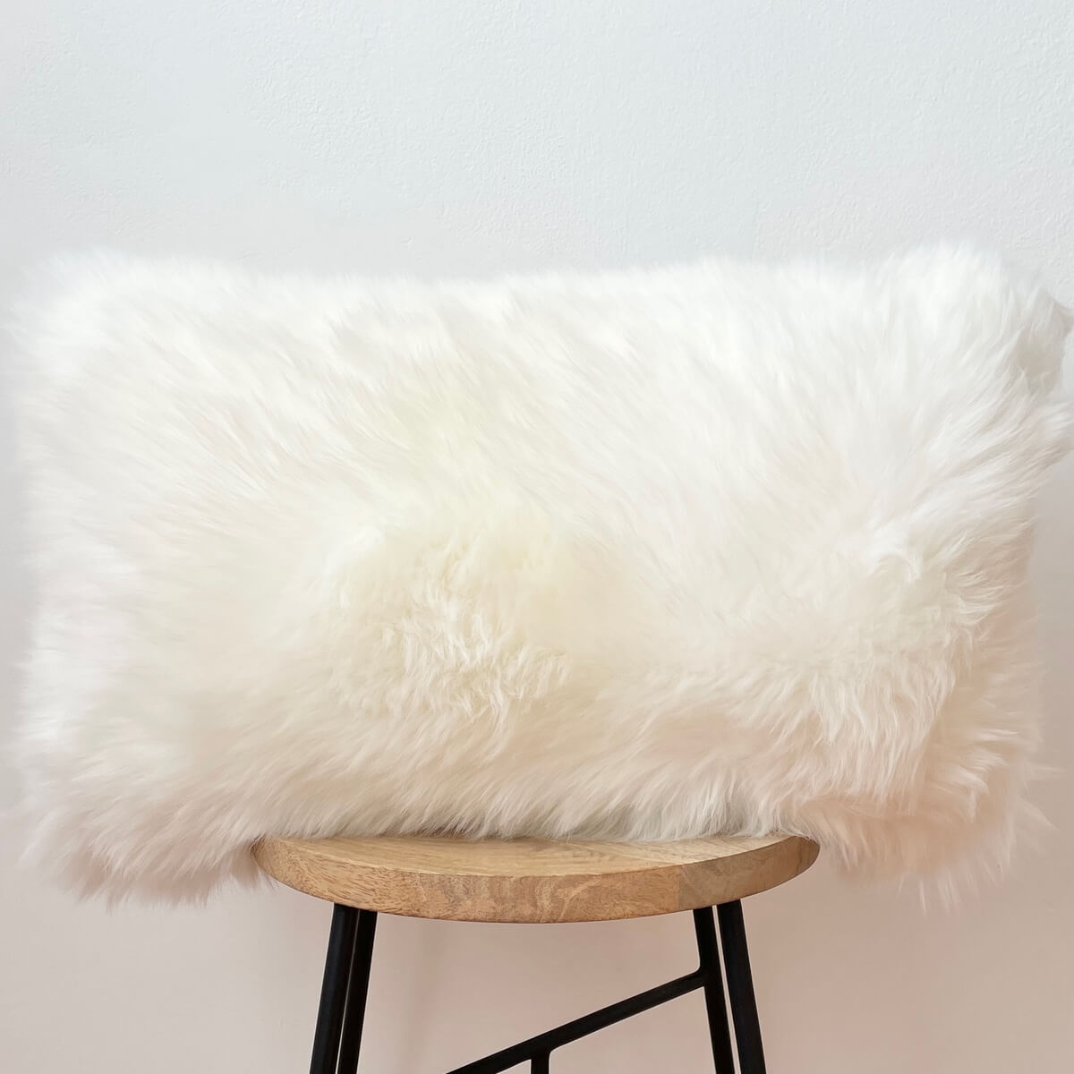 perna decorativa dreptunghiulara din blana naturala de oaie, culoare alba, 30x50, mango+bloom, umplutura inclusa