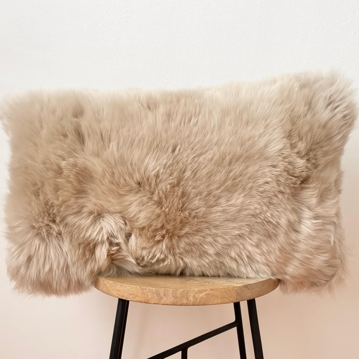 perna decorativa din blana de oaie, naturala bej, forma dreptunghiulara 30x50, cu umplutura, mango+bloom