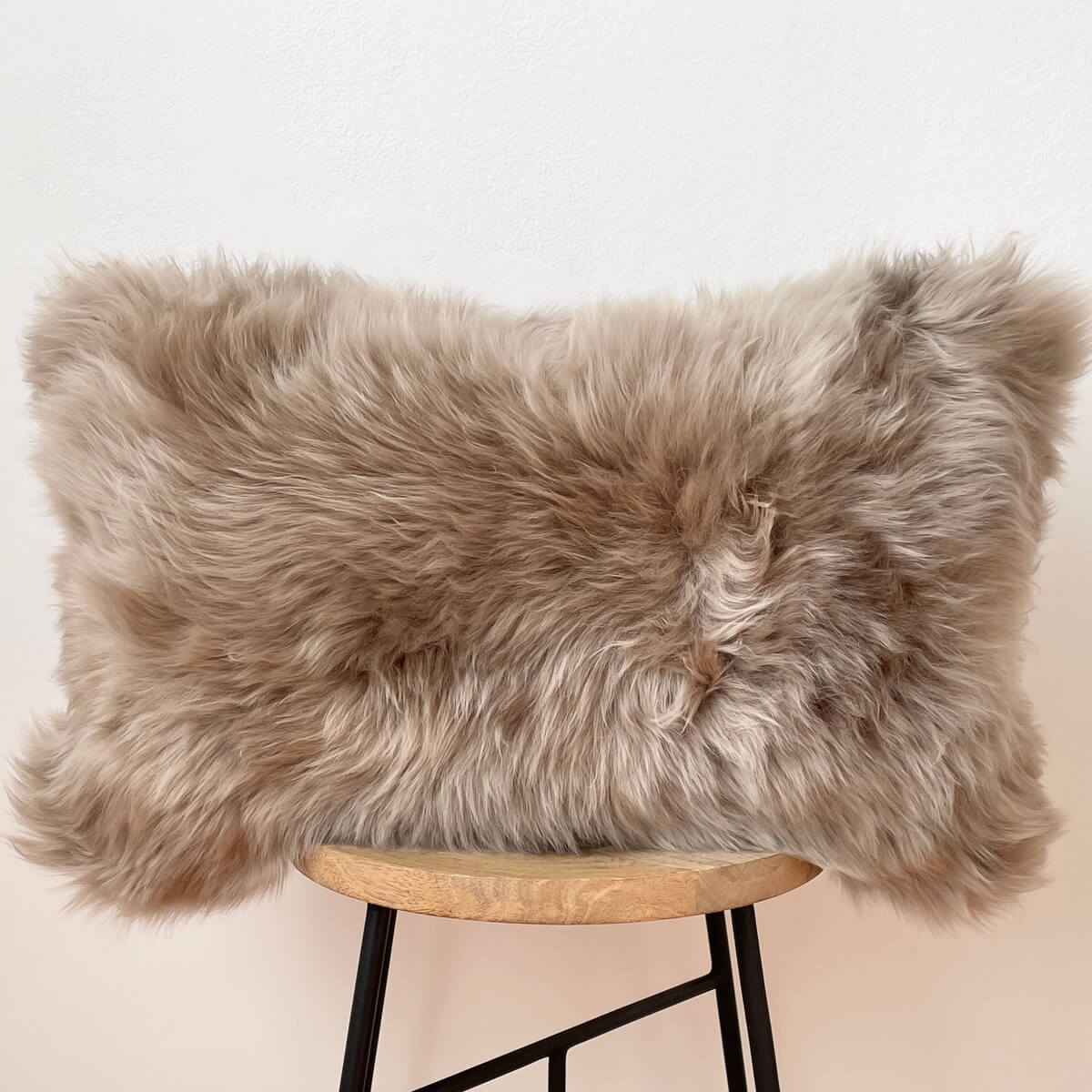 perna pufoasa din blana naturala de oaie, culoare maro inchis 30x50 cu umplutura inclusa, mango+bloom