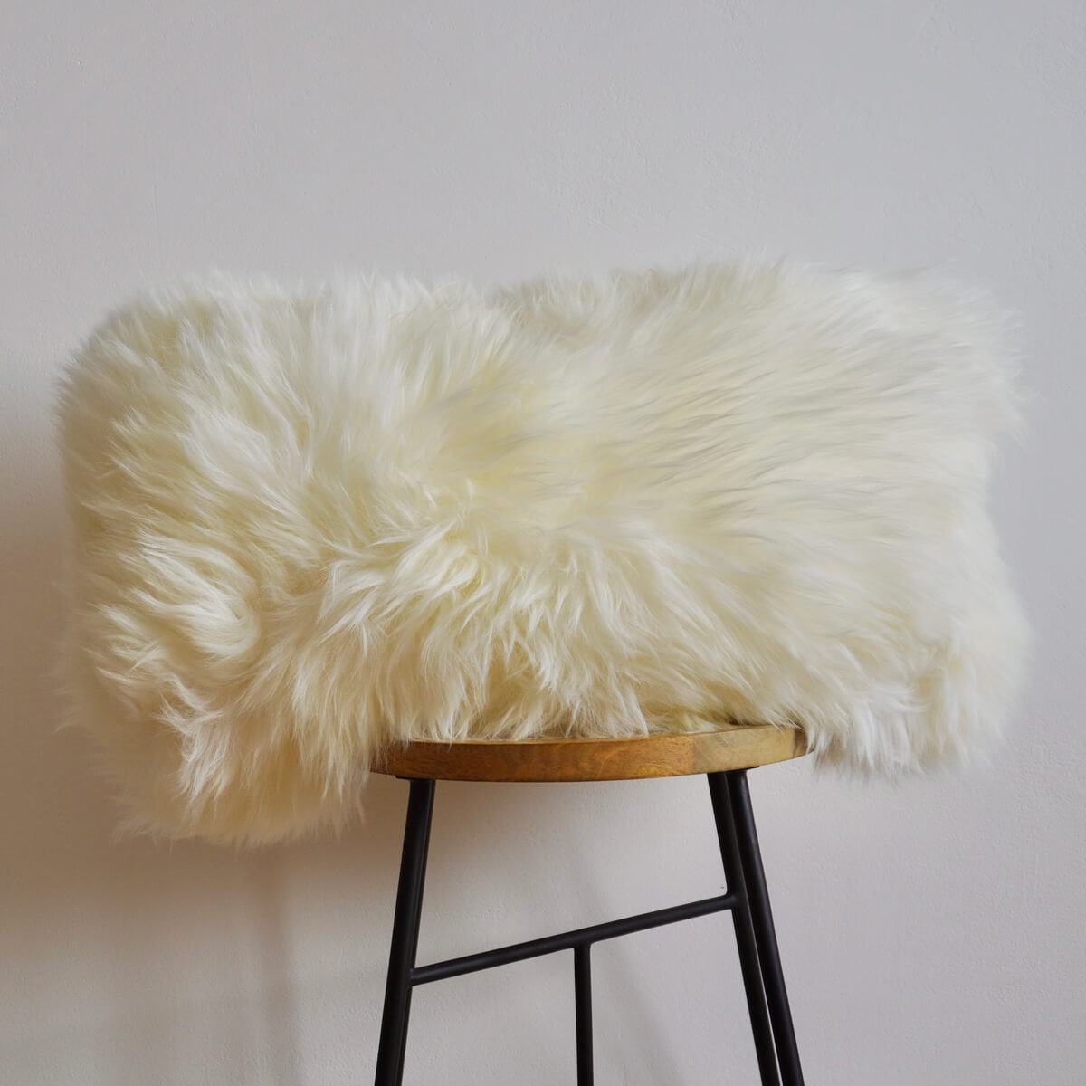 Perna decorativa de forma dreptunghiulara cu fata dubla din blana de oaie naturala, culoare alba