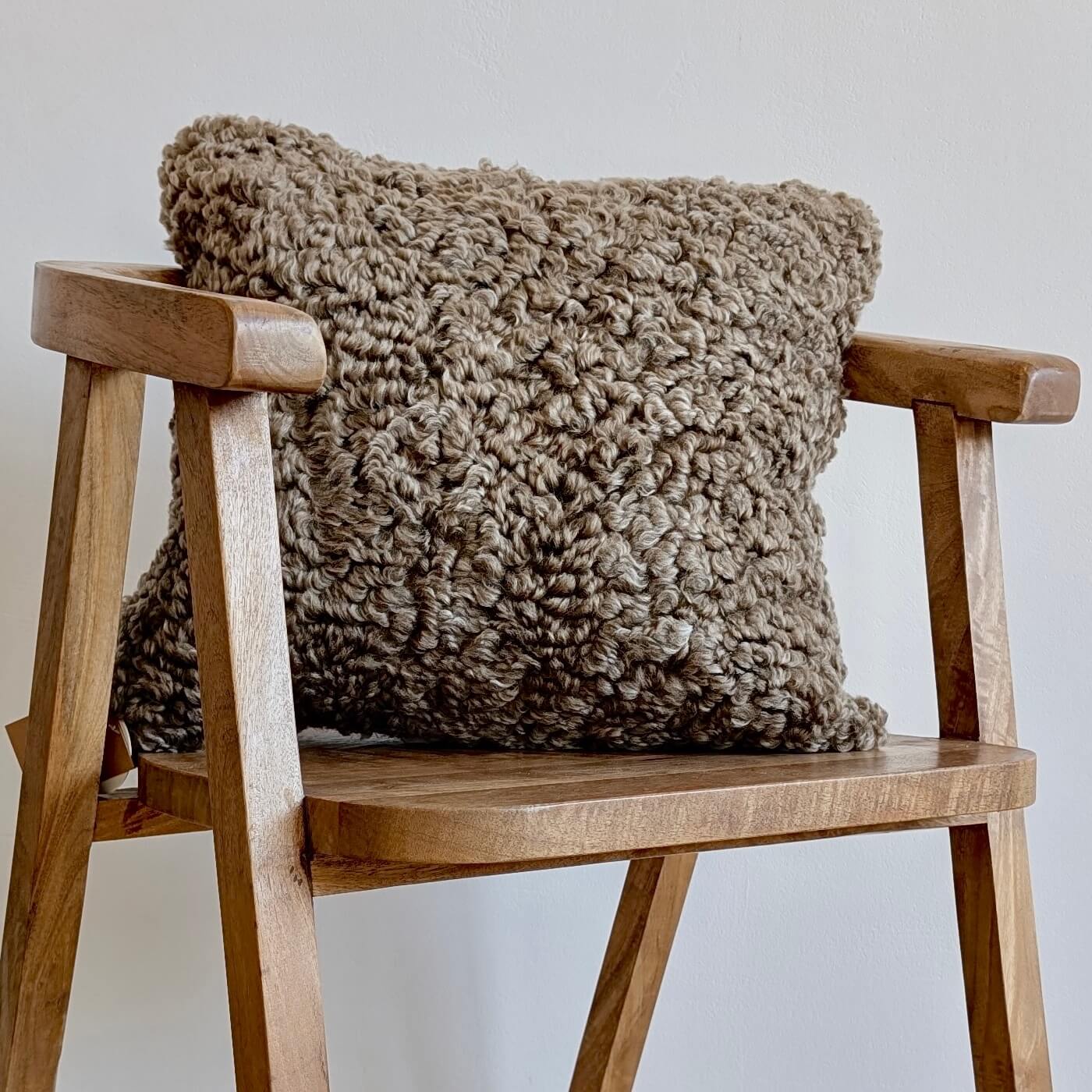 Perna Decorativa din Blana de Oaie Australiana Scurta Creata, Maro Sahara, pe scaun din lemn