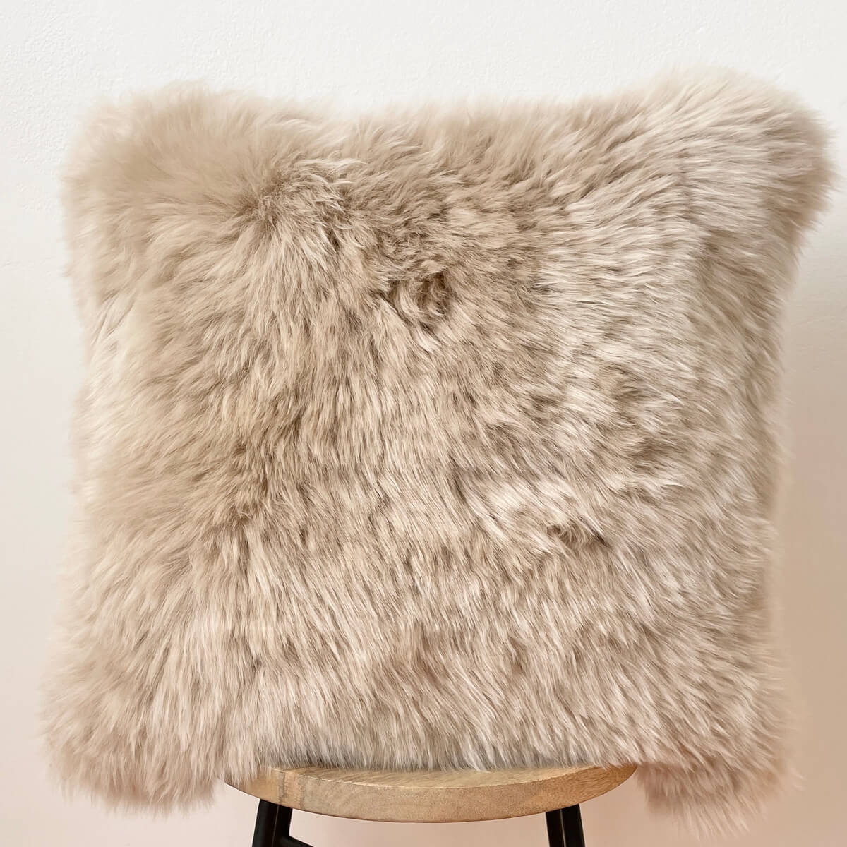 perna decorativa patrata din blana naturala de oaie, culoare bej, 45x45, umplutura inclusa, mango+bloom