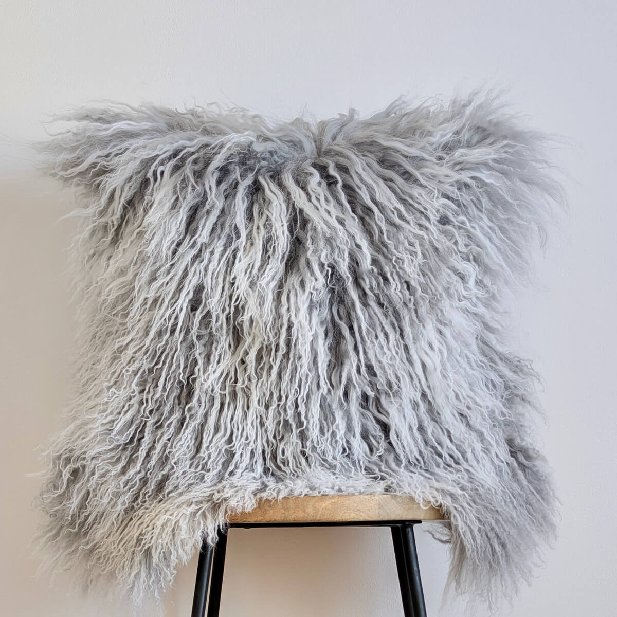 Perna decorativa din blana de oaie tibetana cu fir lung incretit, culoare gri deschis, bucle cu varfuri inzapezite