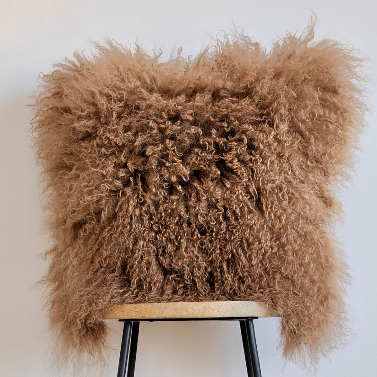 Perna decorativa din blana de oaie tibetana cu fir lung incretit, culoare maro coniac