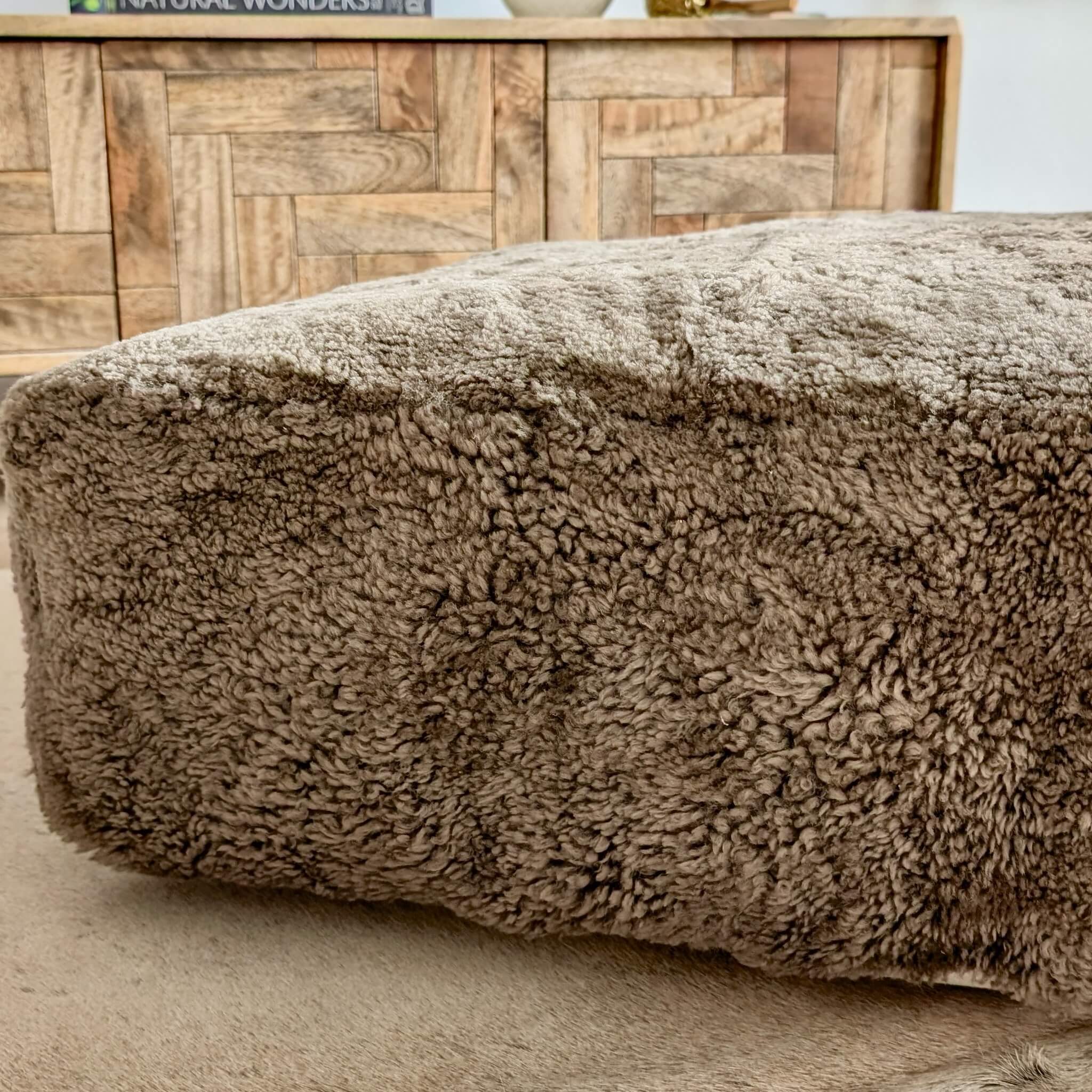 Pernă de podea din blană de oaie shearling cu fir scurt și creț, maro sahara, zoom 2