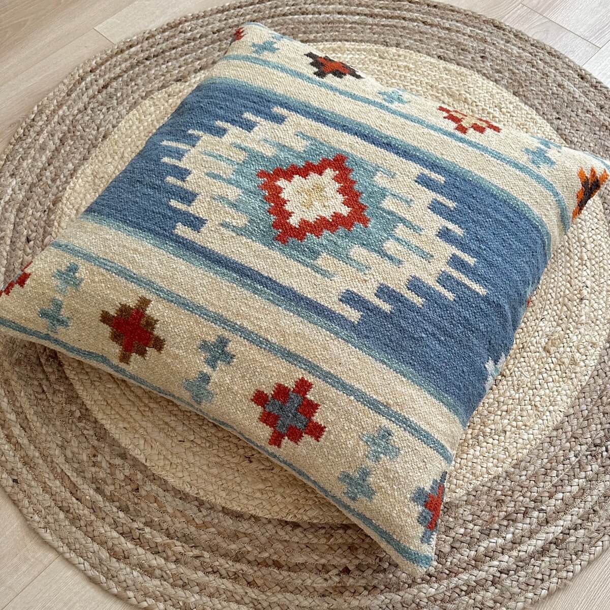 perna de podea kilim bimala, model aztec, nuante albastru cu gri, pe podea