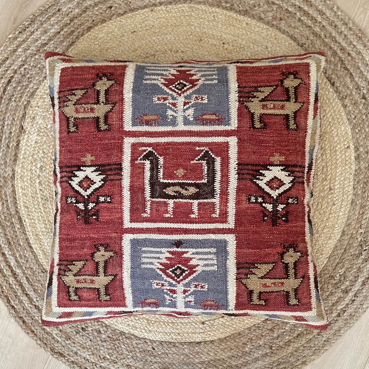 perna de podea kilim birdsong, din lana naturala cu model aztec, pe covor