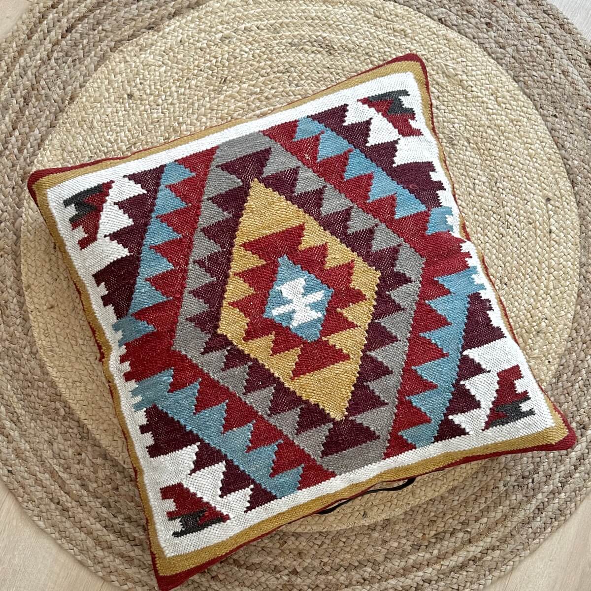 perna de podea kilim khiva, din lana naturala cu model geometric, pe covor
