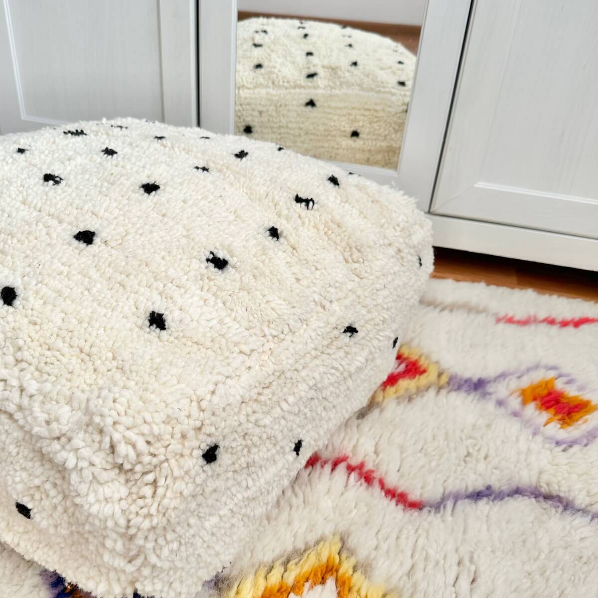 Perna de Podea Marocana din lana berber model cu buline negre, mango+bloom