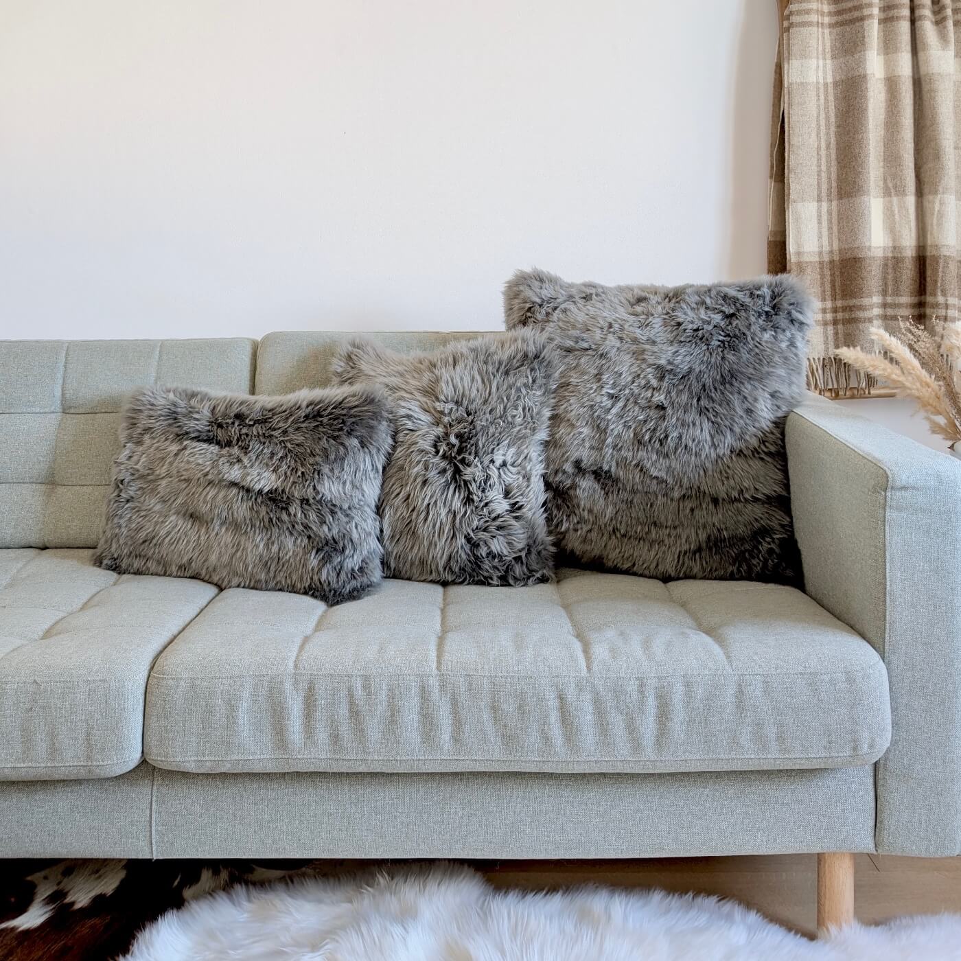 Perne Decorative din Blană Naturală de Oaie Australiană, Gri Închis - toate 3 dimensiuni pe canapea