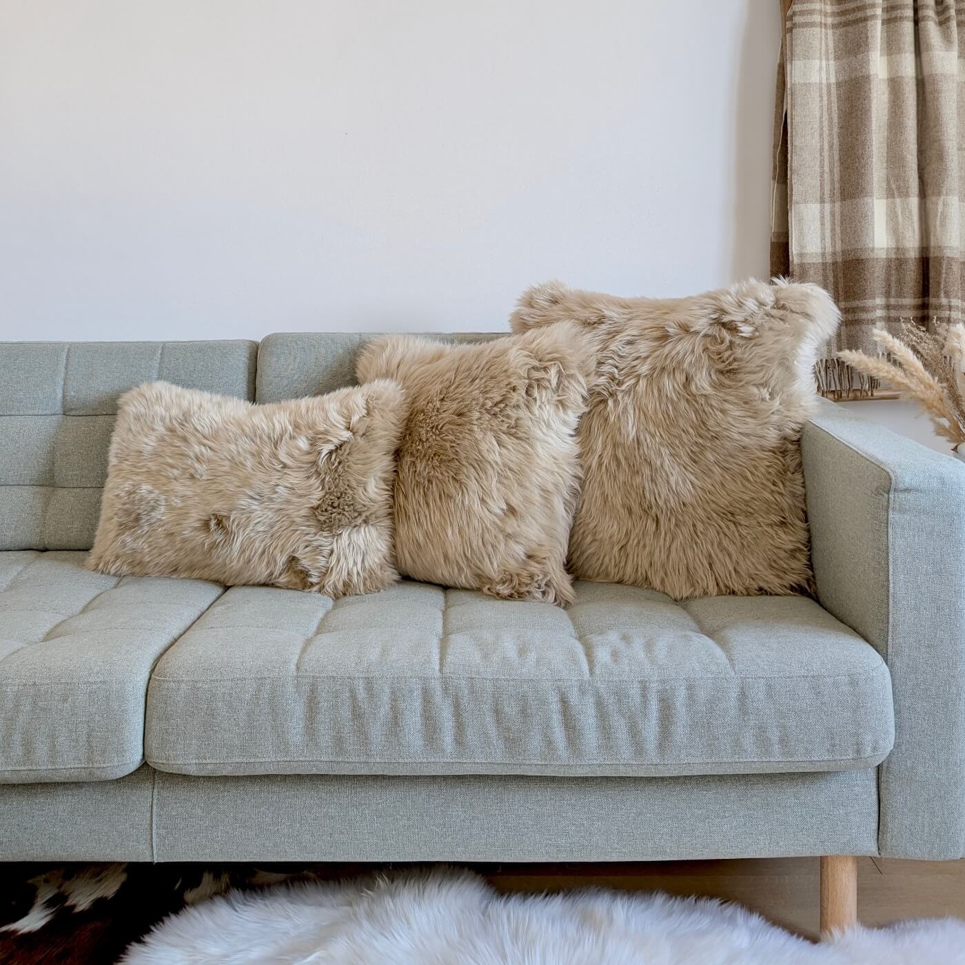 Perne Decorative din Blană de Oaie Naturală Australiană, Crem - pe canapea