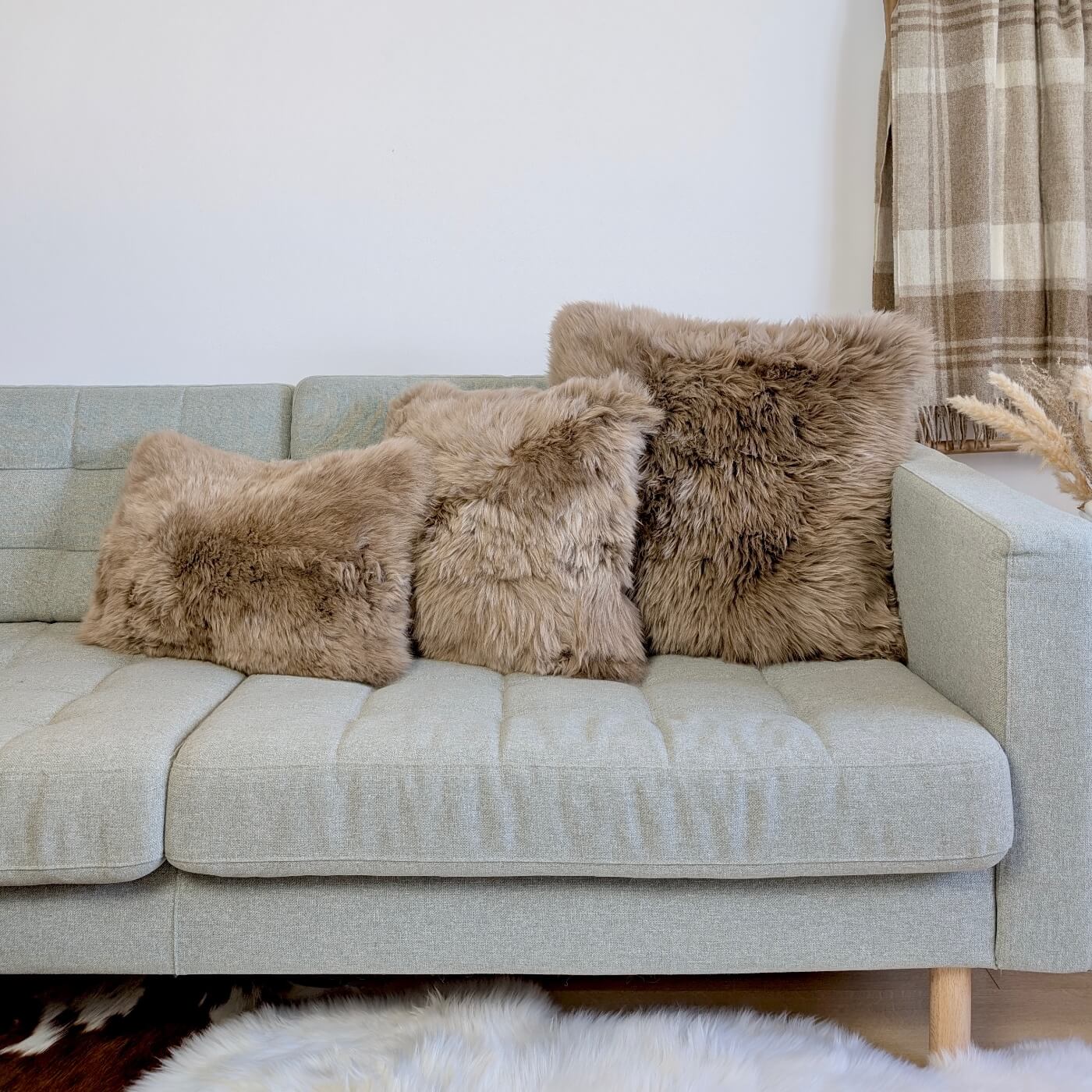 Perna Decorativă din Blană de Oaie Naturală Australiană, Maro - toate 3 mărimi pe canapea