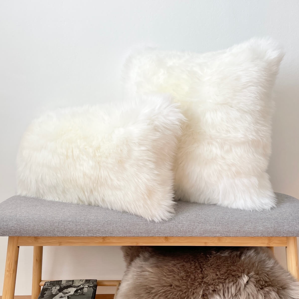 perne decorative din blana naturala de oaie, culoare alba, patrata si dreptunghiulara cu umplutura, mango+bloom pe bancuta