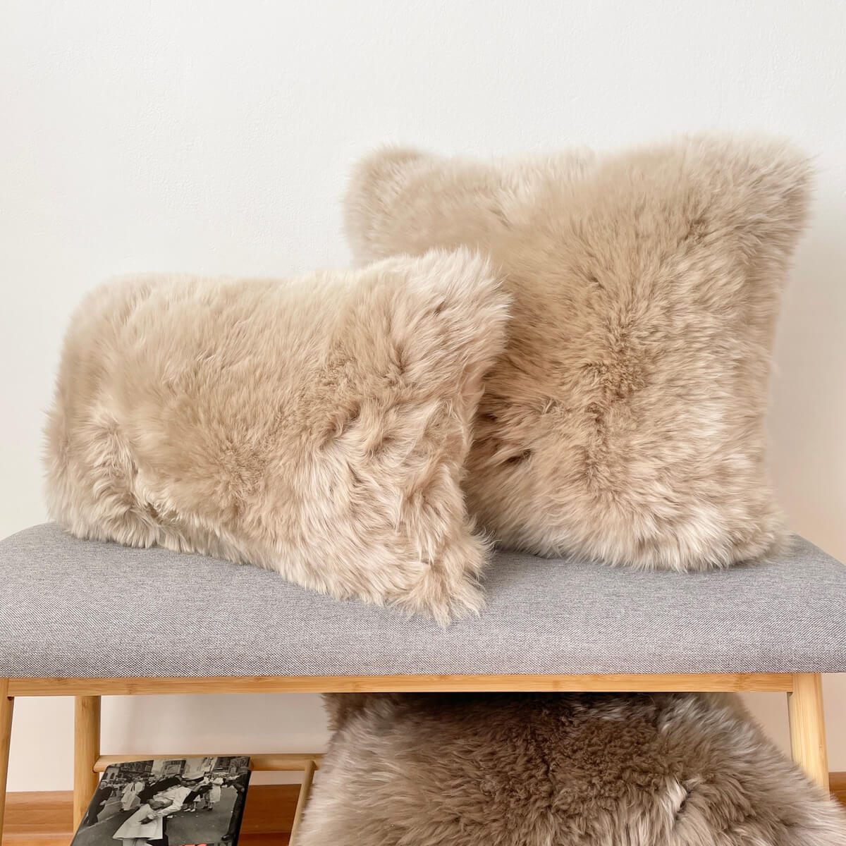 perne decorative din blana naturala de oaie, culoare bej, umplutura inclusa, mango+bloom