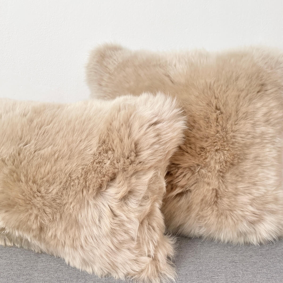 perne decorative din blana de oaie, culoare naturala bej, umplutura inclusa, zoom
