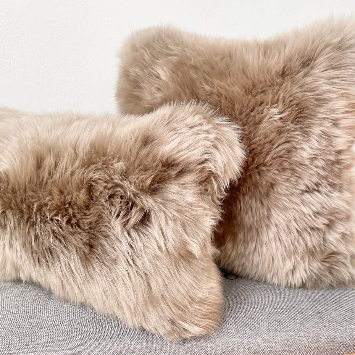 perne decorative din blana de oaie, culoare naturala maronie, umplutura inclusa, zoom