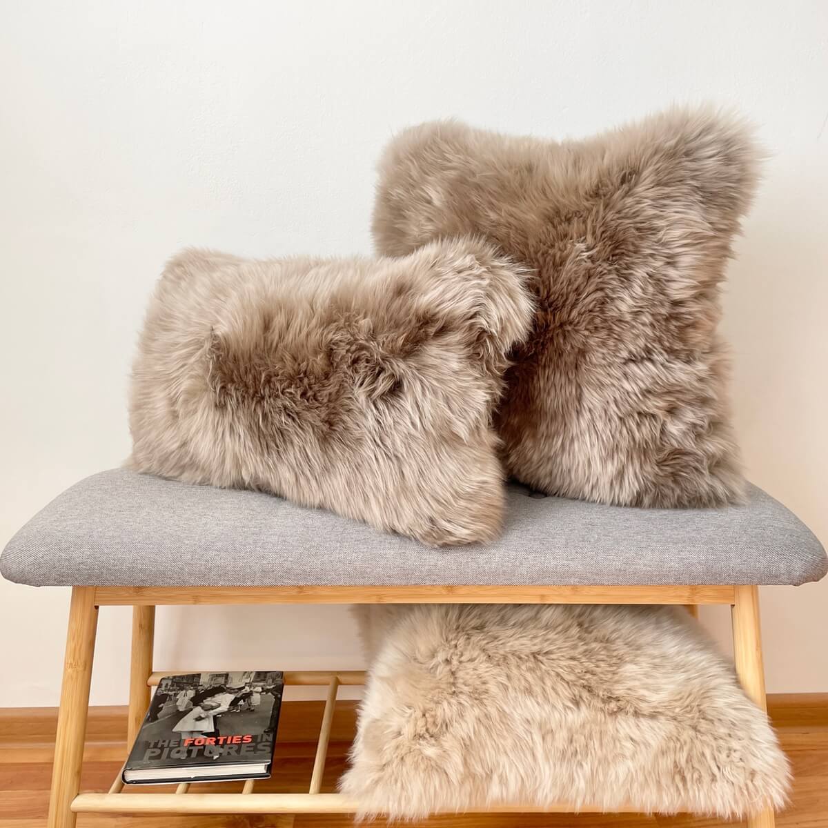 perne decorative din blana de oaie, culoare naturala maronie, umplutura inclusa, mango+bloom