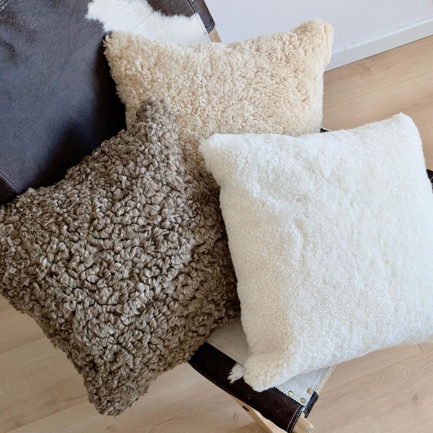 Perne Decorative din Blana de Oaie Scurta Creata Australiana - alba, bej si maro - pe scaun