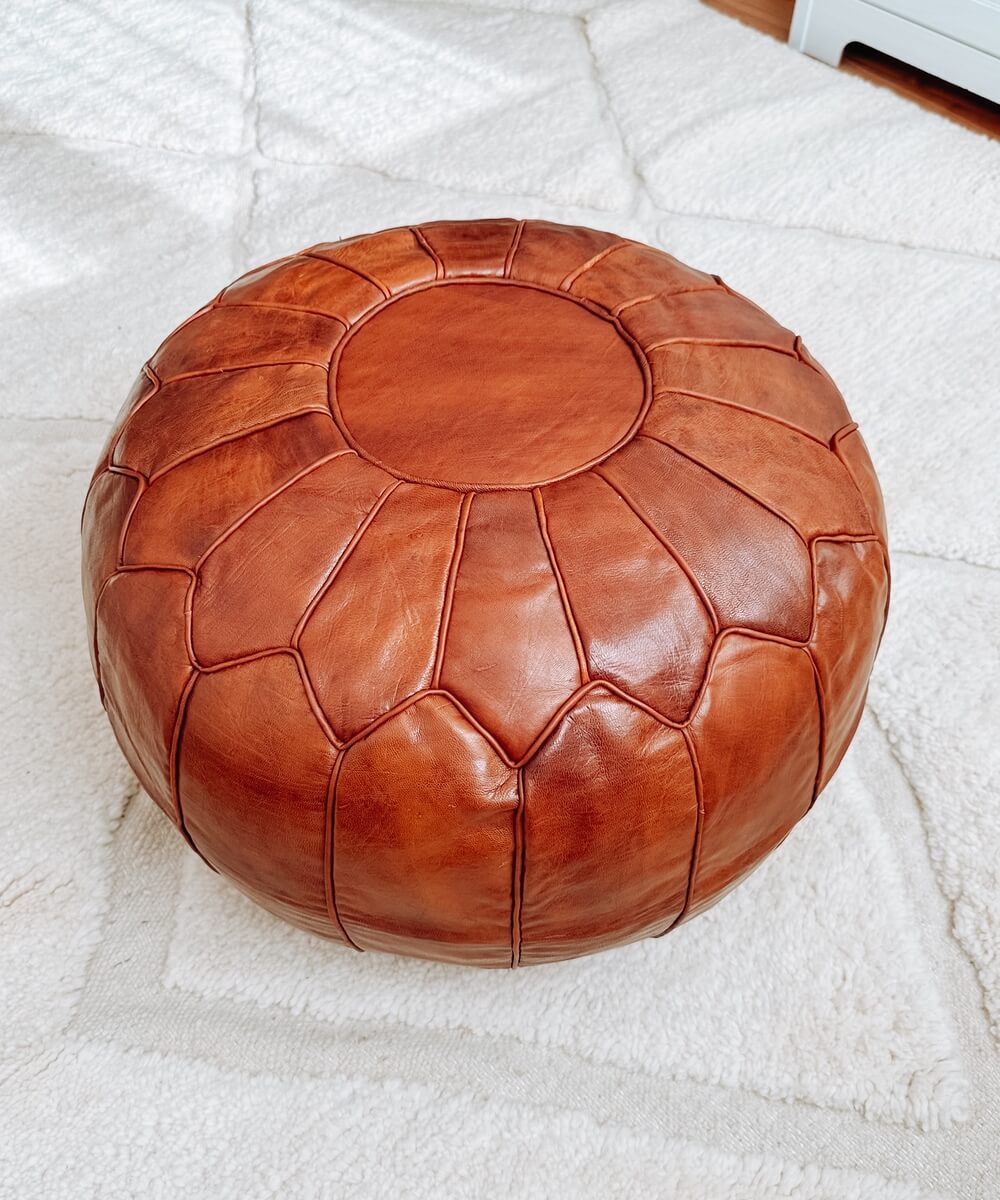 pouf marocan din piele naturala de capra in stil contemporan modern mango+bloom
