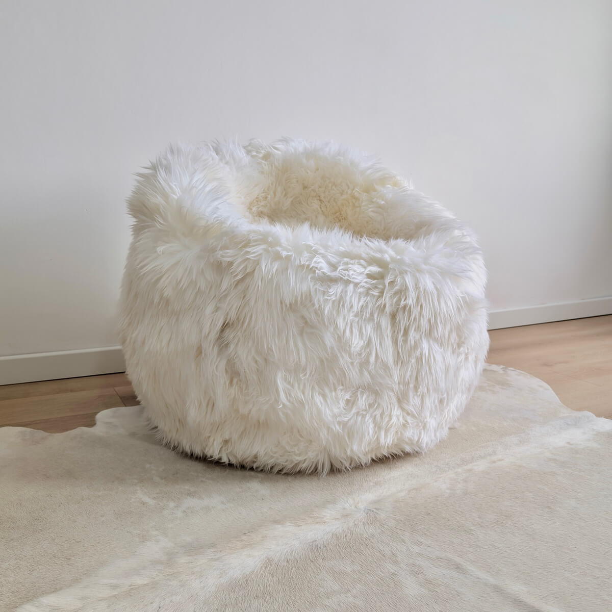 Fotoliu Bean Bag din Blana Naturala de Oaie, Alb in living