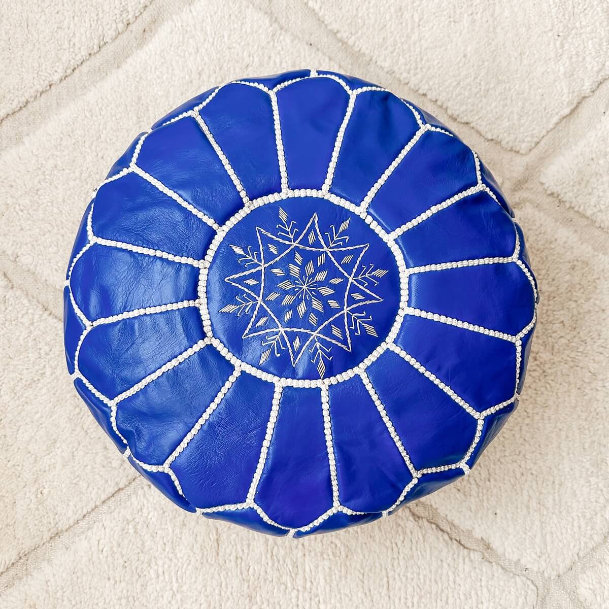 puf marocan realizat manual din piele de capra de culoare albastru royal, mango+bloom