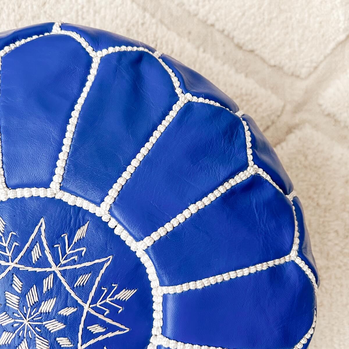 puf marocan realizat manual din piele de capra de culoare albastru royal, zoom covor