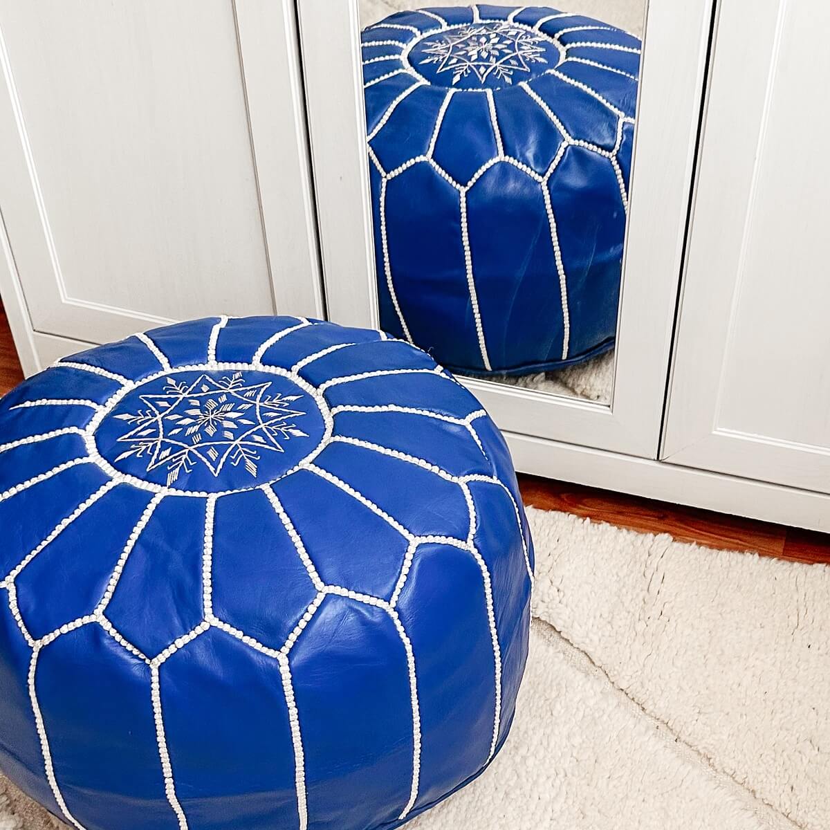 puf marocan realizat manual din piele de capra de culoare albastru royal, in oglinda