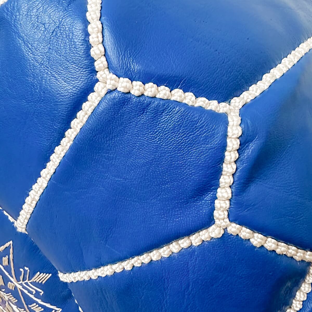 puf marocan realizat manual din piele de capra de culoare albastru royal, zoom
