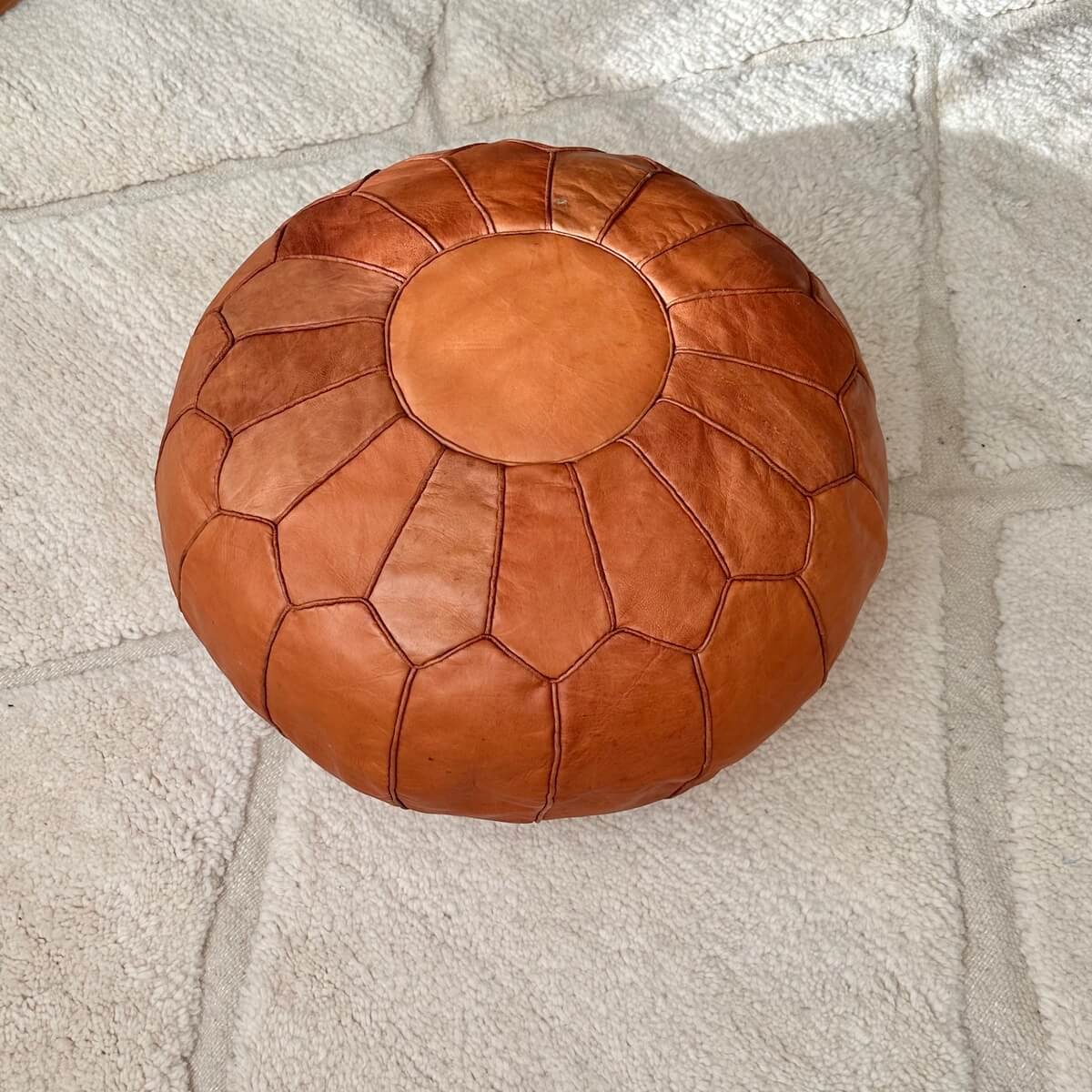 puf marocan XL din piele naturala Casablanca, culoare maro coniac, pe covor