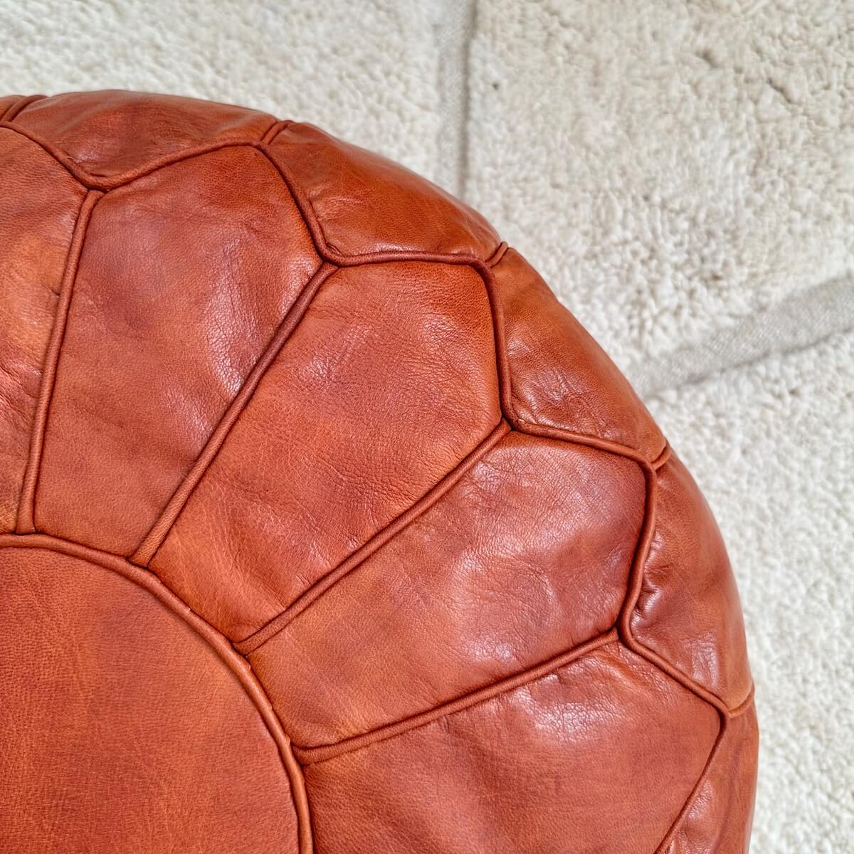 puf marocan XL din piele de capra Casablanca creat manual in Maroc, culoare maro honey, colt