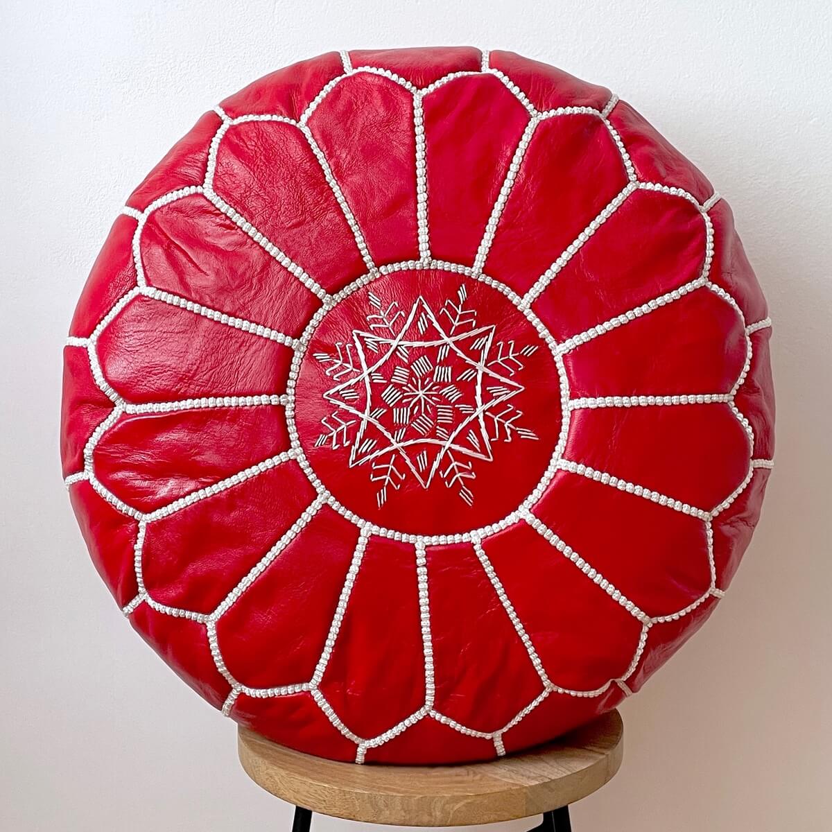 puf marocan pentru fotoliu sau taburet pentru picioare, creat manual din piele rosie