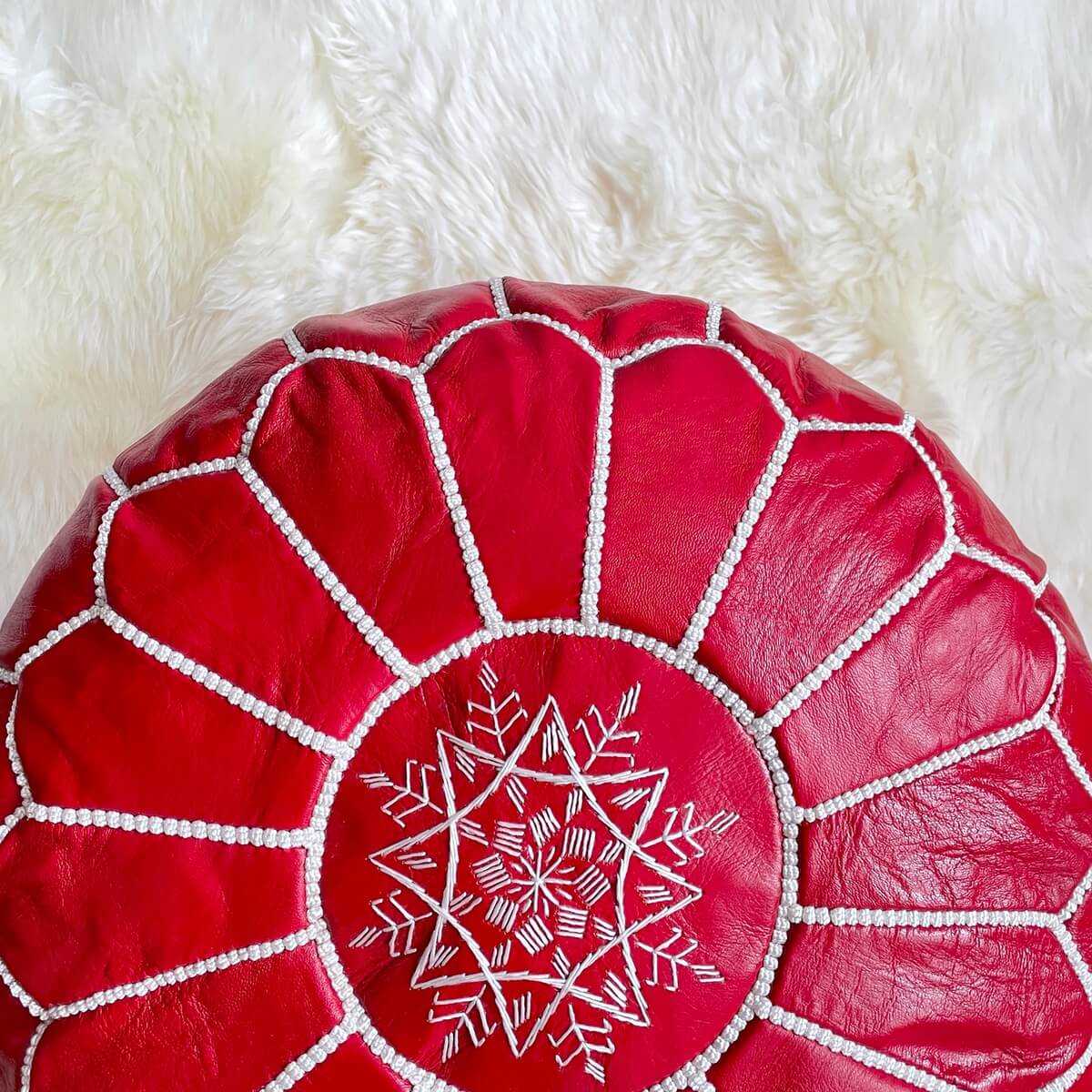 puf marocan pentru fotoliu sau taburet pentru picioare, creat manual din piele rosie cu cusatura alba