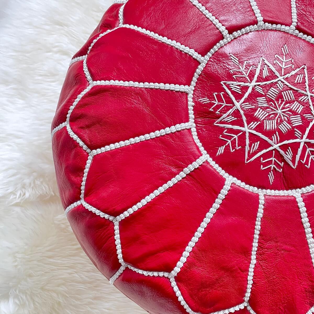 puf marocan pentru fotoliu sau taburet pentru picioare, creat manual din piele rosie cu cusatura contrastanta