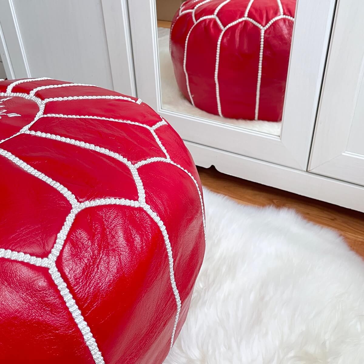 puf marocan rosu cu cusatura alba