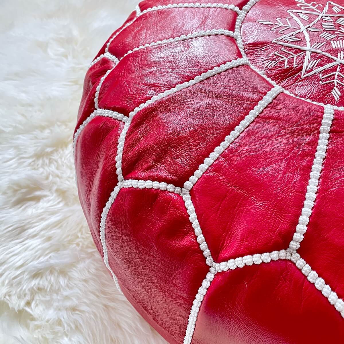 puf marocan din piele rosie cu cusatura alba, mango+bloom