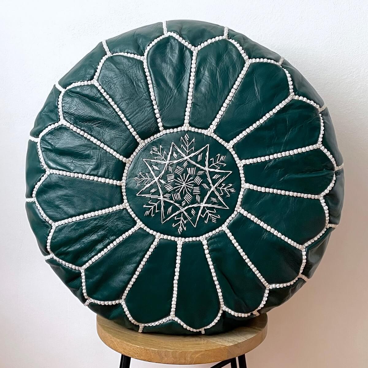 puf marocan autentic de tip taburet din piele de capra naturala creat de artizani din Maroc, culoare verde