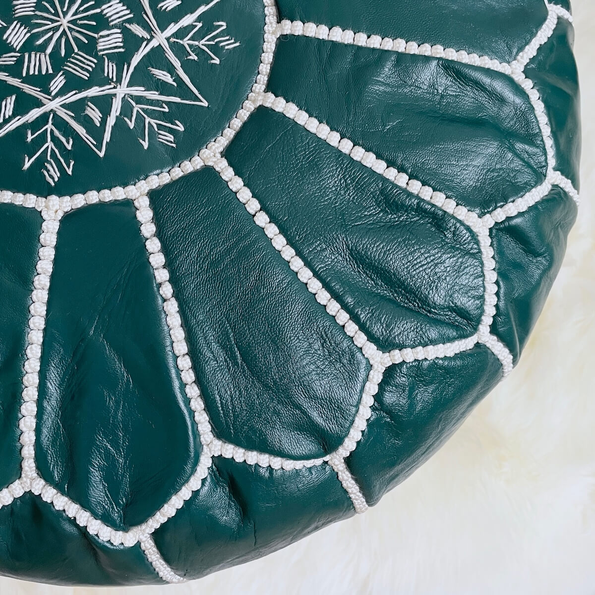 puf marocan autentic de tip taburet din piele creat de artizani din Maroc, culoare verde, mango+bloom