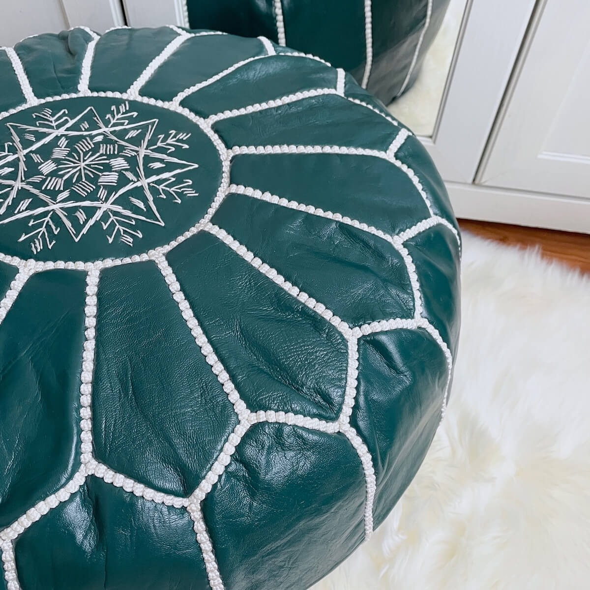 puf marocan autentic de tip taburet din piele creat de artizani din Maroc, culoare verde, mango+bloom, zoom