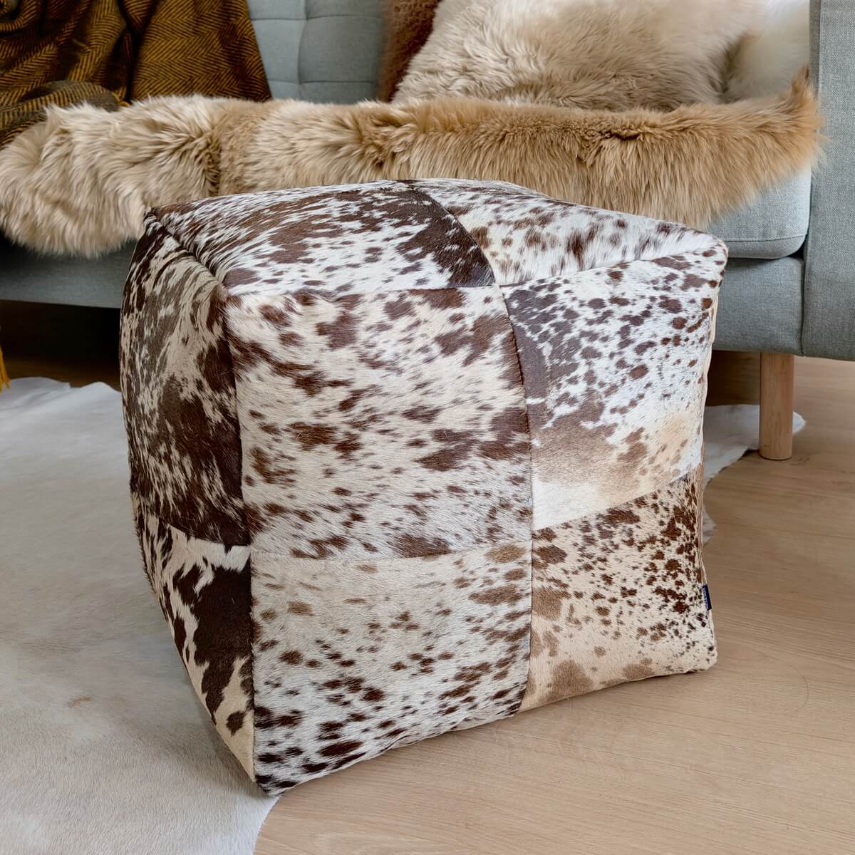 Taburet puf din piele naturala de vaca, Maro & Alb, de aproape