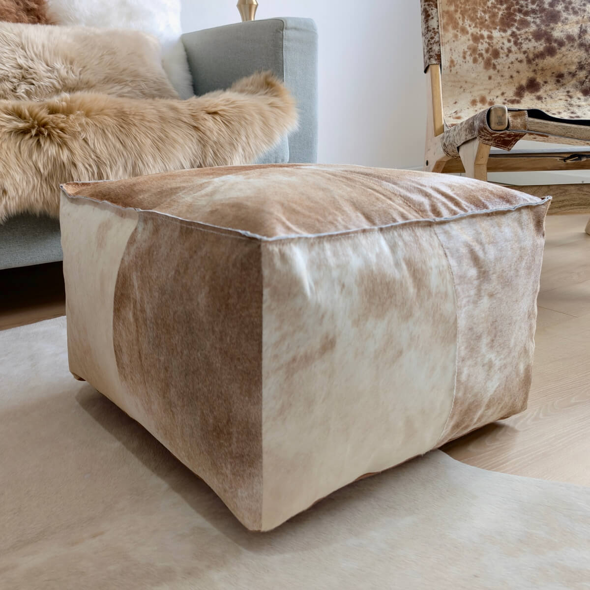 Taburet Puf din Piele Naturala de Vaca, Maro & Alb, de aproape