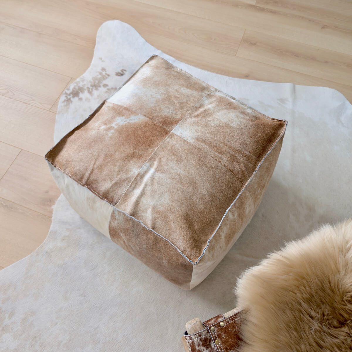 Taburet Puf din Piele Naturala de Vaca, Maro & Alb, pe covor din piele vaca