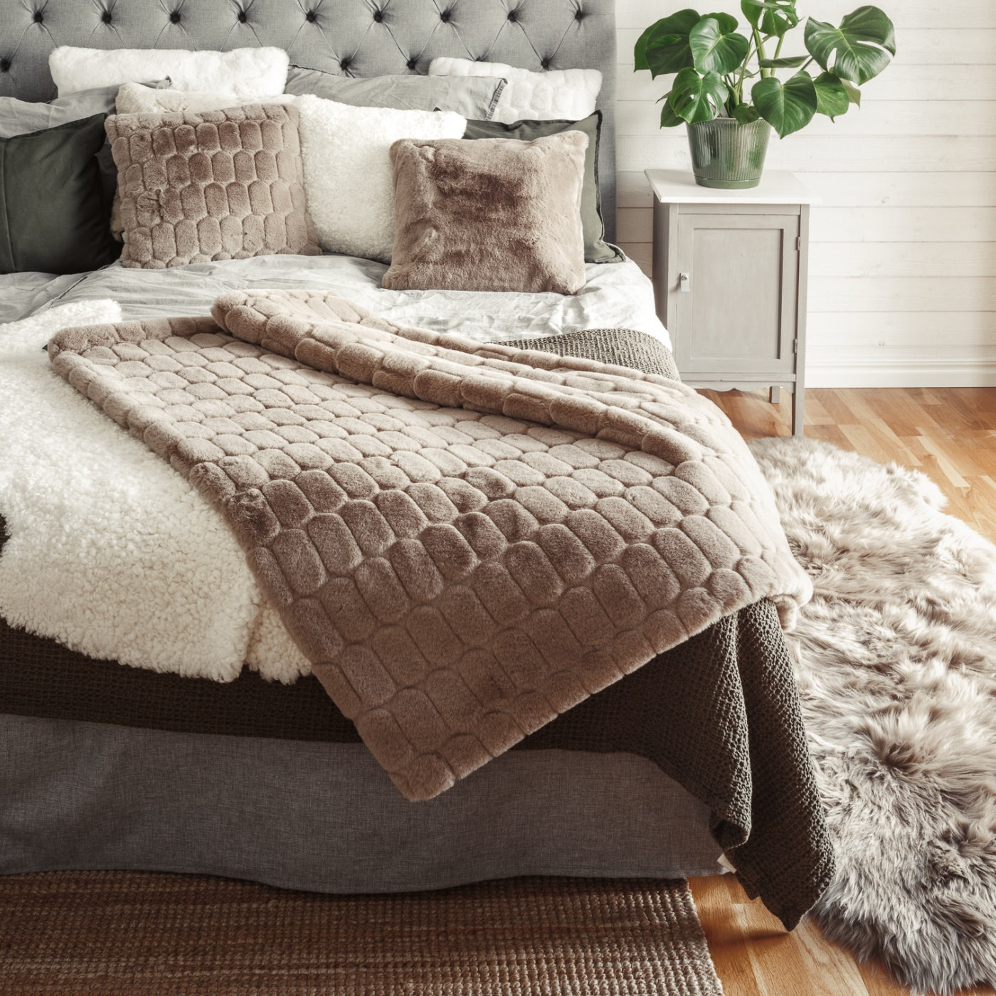 set de covoare pentru dormitor din 2 si 3 piese pufoase de blana naturala (gri maroniu)