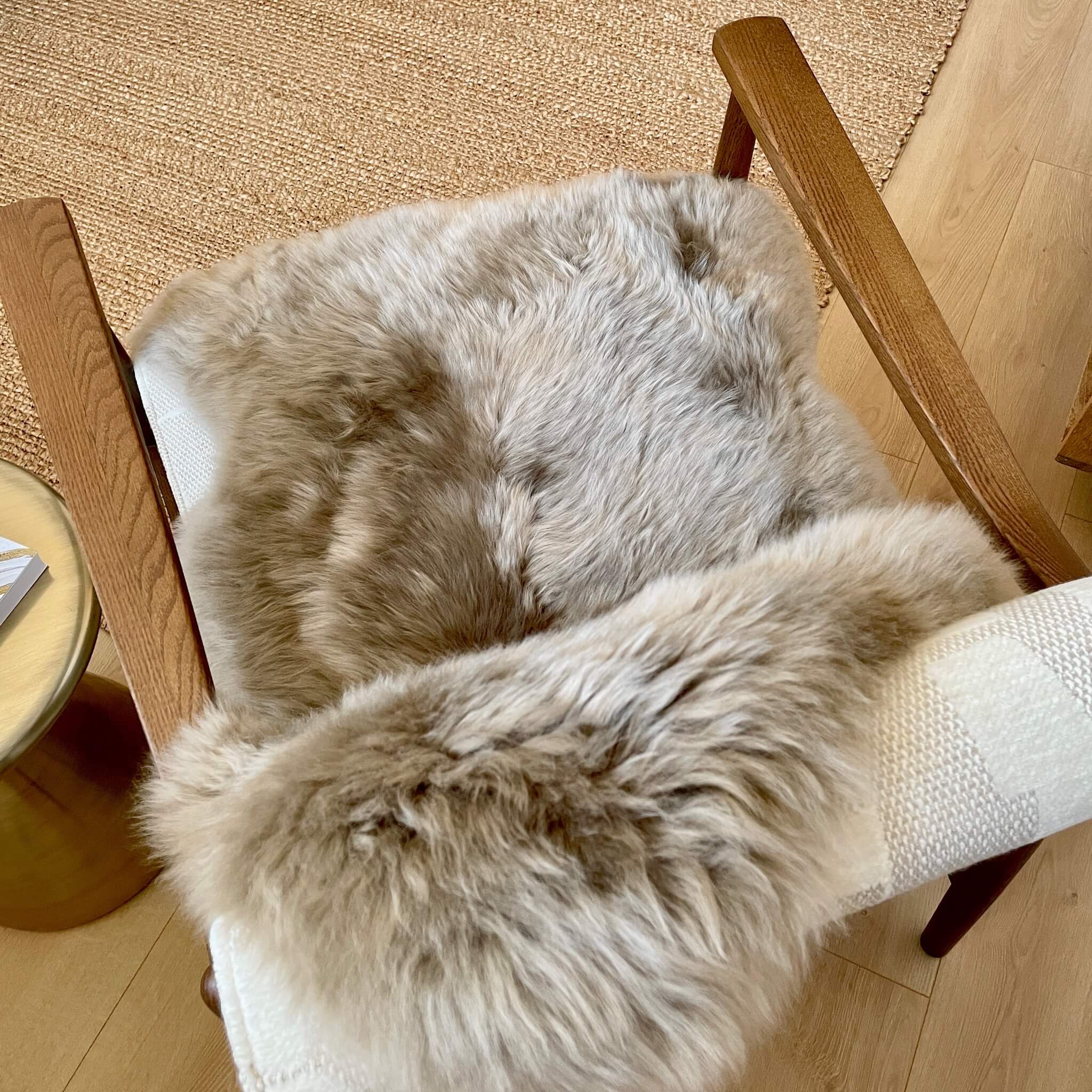 covor din blana naturala din 1 piele intreaga de oaie, fir lung dens si pufos, bej - zoom