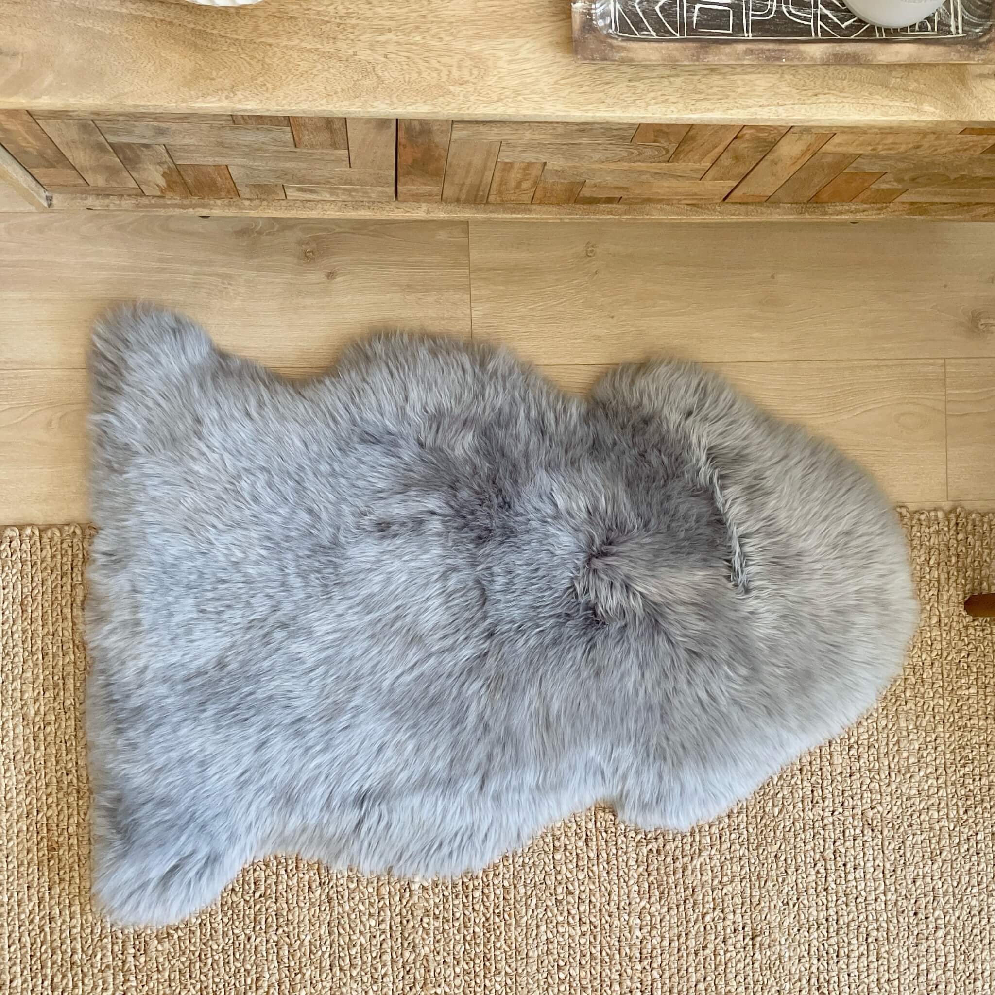 covor din blana naturala din 1 piele intreaga de oaie, fir lung dens si pufos, gri deschis - pe podea