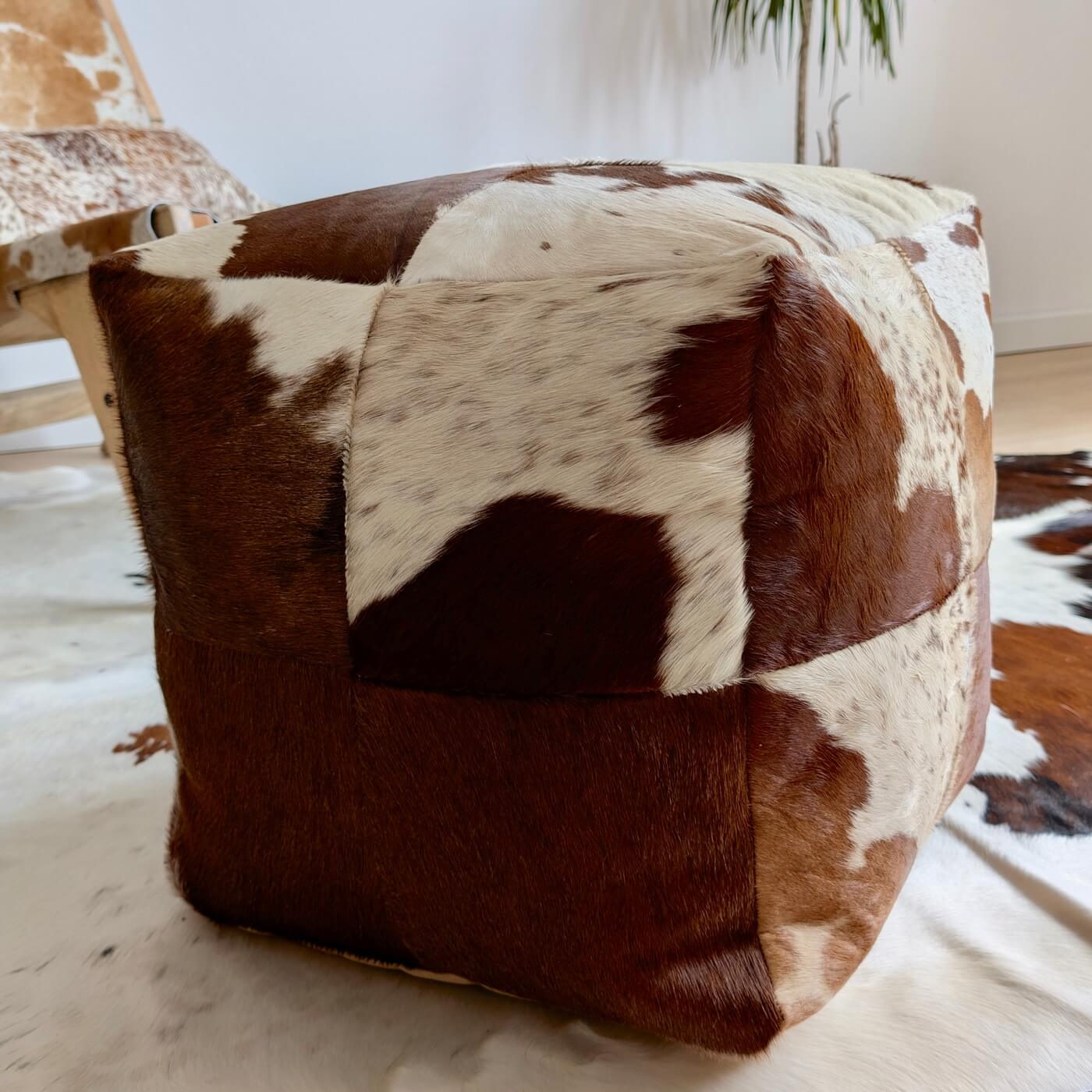 Taburet Patrat din Piele Naturala de Vaca, Maro Inchis si Alb cu Pete, 40 x 40 x 40 cm, aproape