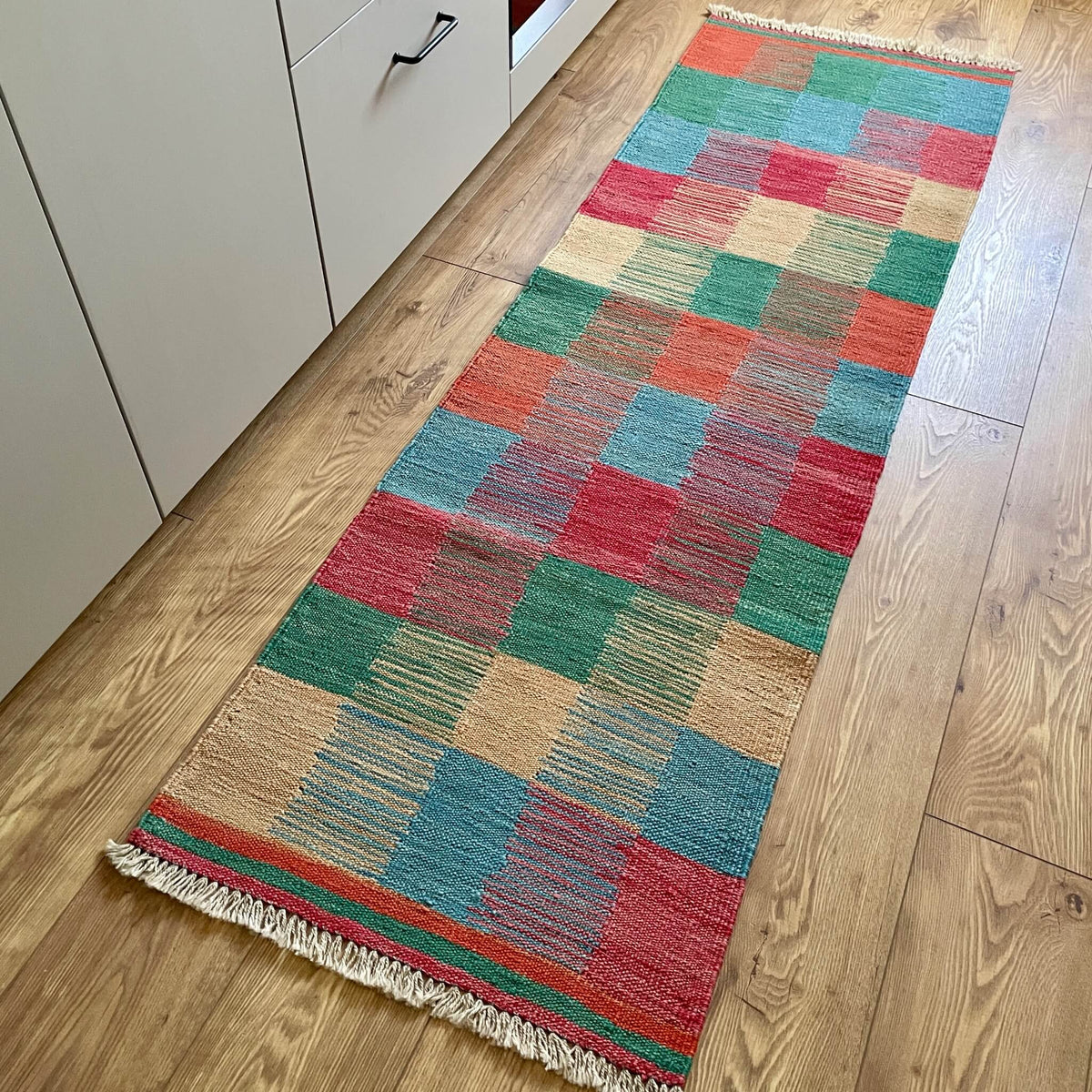 covor traversa din lana multicolor in bucatarie