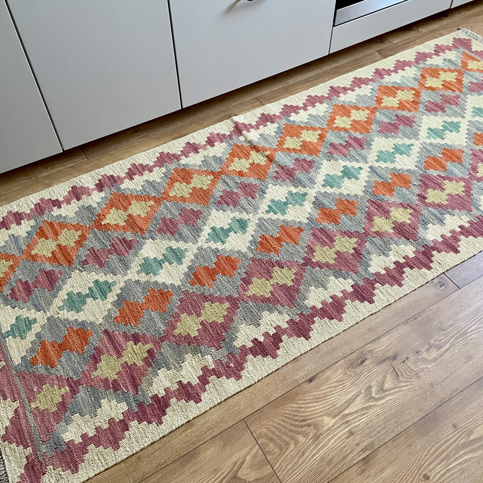 covor traversa din lana multicolor in bucatarie