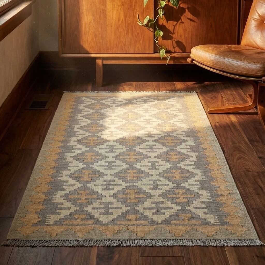 Covor traversa din lână țesut manual cu model traditional geometric in culori de gri si bej pe parchet, Kilim Gashghai (195cm x 84cm)