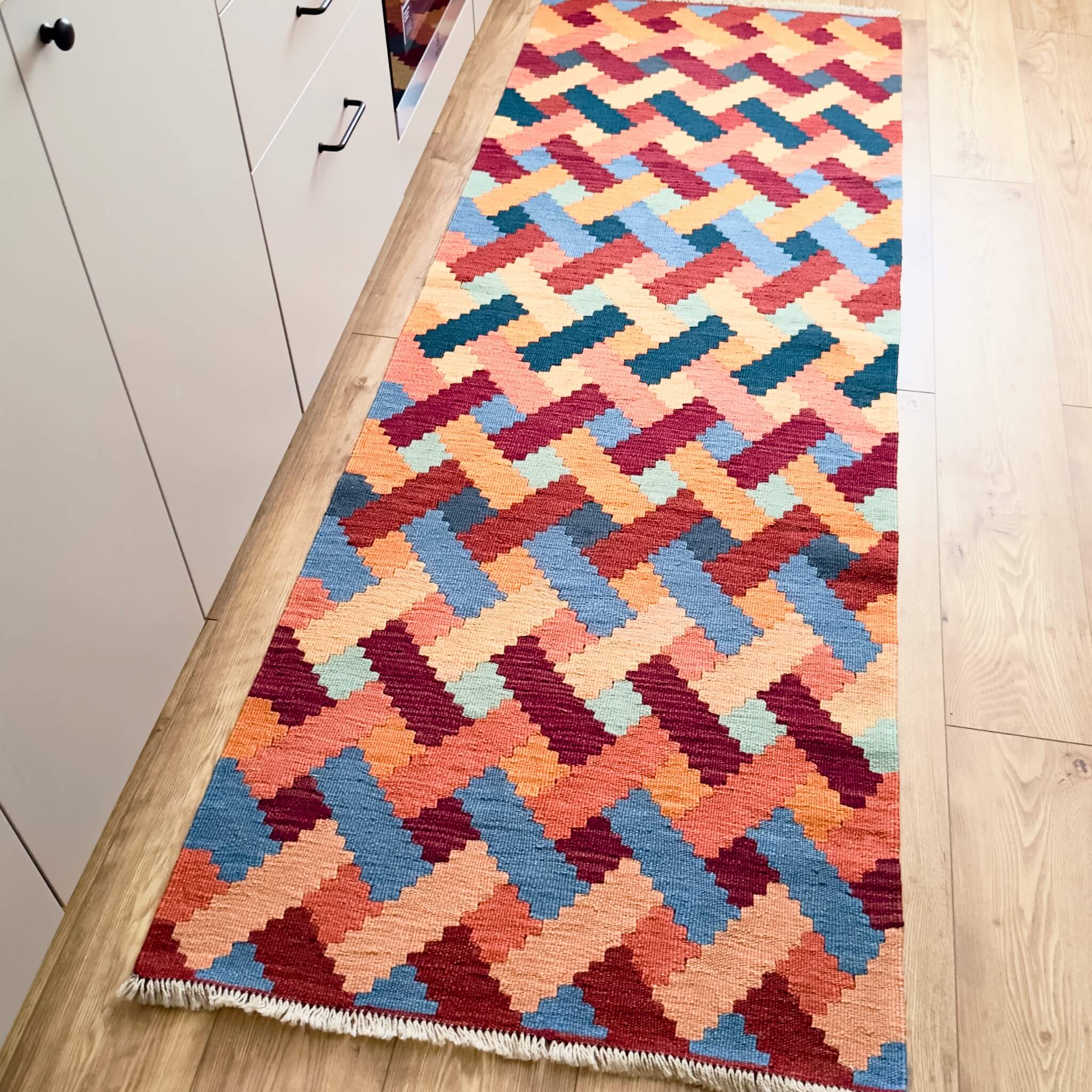 Traversa din Lana Tesatura Plata - Kilim Gashghai - multicolor - pe podea in bucatarie