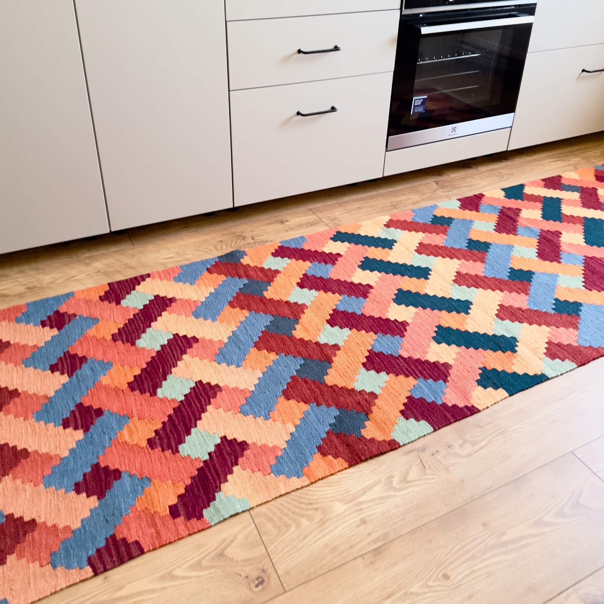 Traversa din Lana Tesatura Plata - Kilim Gashghai - multicolor - pe podea in bucatarie